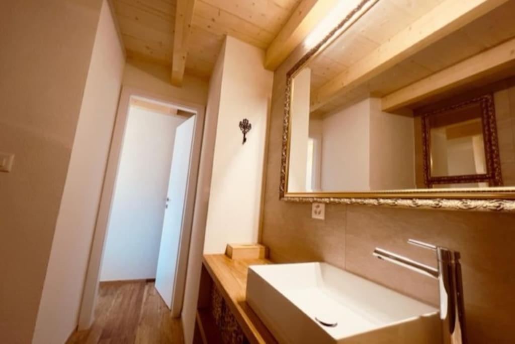 Chic Small New Apartment Up To 4 People, Pets Allowed Lens Ngoại thất bức ảnh